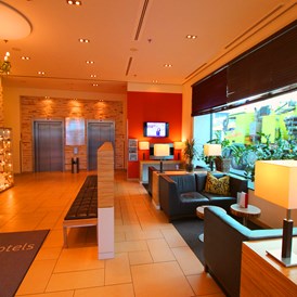 Hotel: moderne Lobby - H+ Hotel Salzburg