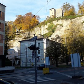 Hotel: Links das Hotel Neutor, rechts das Neutor oder Sigmundstor, ein kurzer Tunnel der in die Altstadt führt - Am Neutor Hotel Salzburg Zentrum