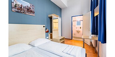 Stadthotels - Bahnhof - Salzburg-Stadt (Salzburg) - Die innovative Kombination aus Hotel und Hostel unter einem Dach ermöglicht jedermann ein Zimmer passend zum Reisebudget. Die Zimmervielfalt im Hotelbereich umfasst Einzel-, Doppel- und Familienzimmer. Die Hostelzimmer sind mit mehreren Etagenbetten versehen und eignen sich für junge und junggebliebene Sparfüchse mit Lust auf Europas aufregendste Metropolen! Sowohl Hotel- und Hostelzimmer sind standardmäßig mit eigenem Bad inklusive Dusche/WC und kostenfreiem Wi-Fi ausgestattet. - always best price on aohostels.com - A&O Salzburg Hauptbahnhof
