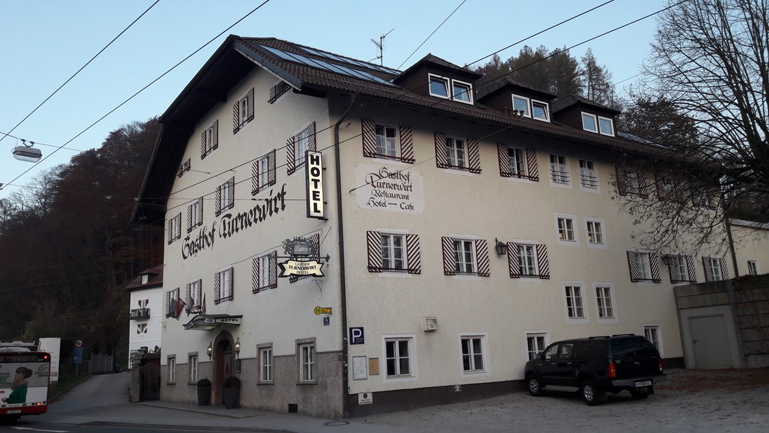 Hotel: Das Hotel befindet sich in der Linzer Bundesstraße, eine wichtige Einfahrtsstraße in die Stadt wenn man aus Richtung Osten kommt. - Hotel Turnerwirt