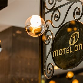 Hotel: Salzburger Schmiedekunst findet sich nicht nur in der Getreidegasse - Hotel Motel One Salzburg-Süd