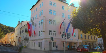 Stadthotels - Verpflegung: Frühstück - Salzburg-Stadt Altstadt - Außenansicht des Hotels Vier Jahreszeiten - Hotel Vier Jahreszeiten