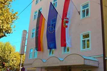 Hotel: Flaggen an der Außenfassade - Hotel Vier Jahreszeiten