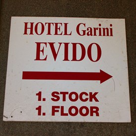 Hotel: Hinweisschild zum Hotel im 1. Stock - Hotel Evido Salzburg City Center