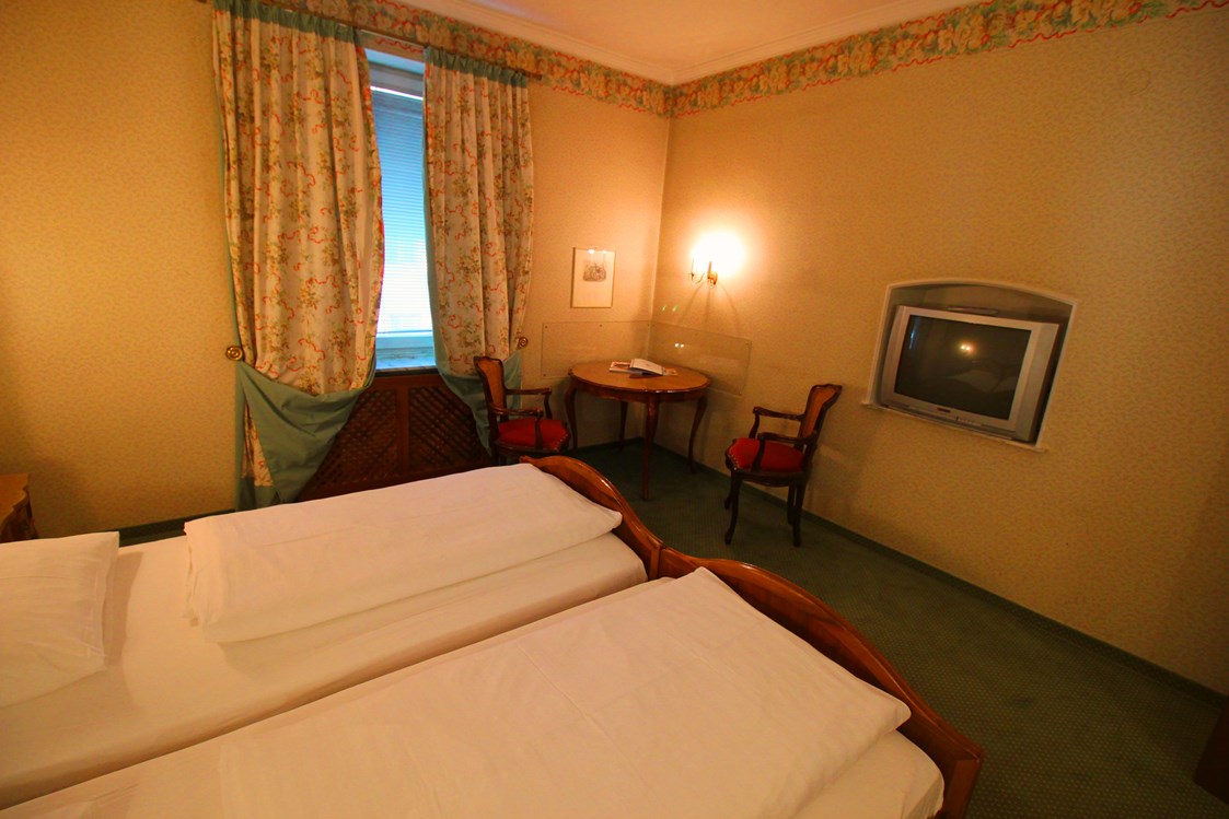 Hotel: Doppelzimmer mit Fernseher - Hotel Hohenstauffen