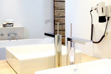 Hotel: modernes Badezimmer mit Badewanne im Doppelzimmer Krone - Hotel Krone 1512