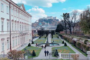 Hotel: Mirabellgarten mit Blick auf die Festung von Salzburg - Hotel Drei Kreuz