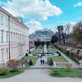 Hotel: Mirabellgarten mit Blick auf die Festung von Salzburg - Hotel Drei Kreuz