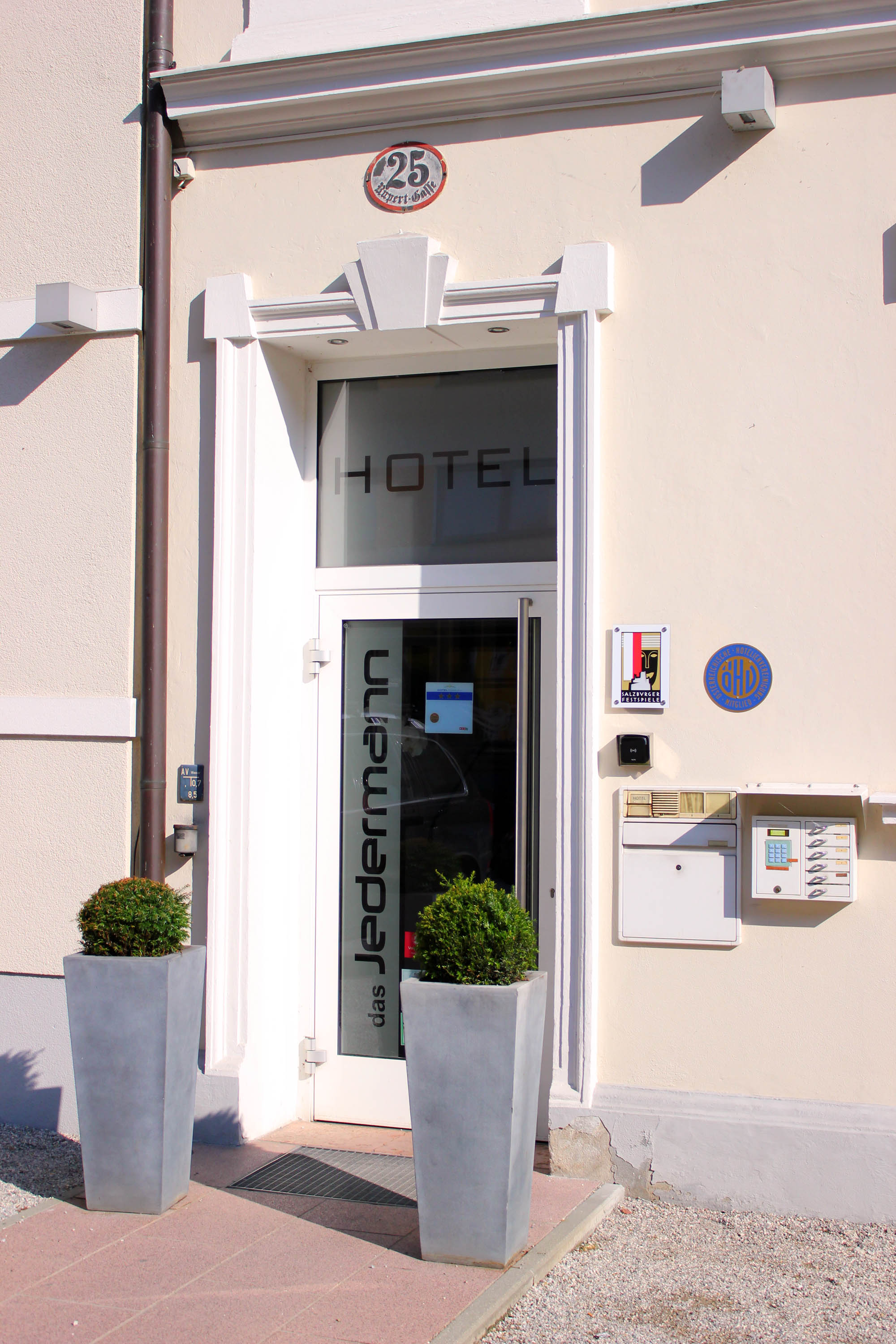 Stadthotels - Parkplatz: gebührenpflichtig beim Hotel - Salzburg - Eingang zum Hotel Jedermann - Hotel Jedermann