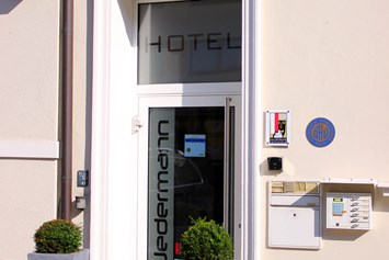 Hotel: Eingang zum Hotel Jedermann - Hotel Jedermann