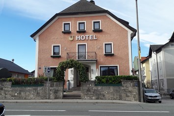 Hotel: Das Hotel von der gegenüberliegenden Straßenseite aus - Hotel Vogelweiderhof