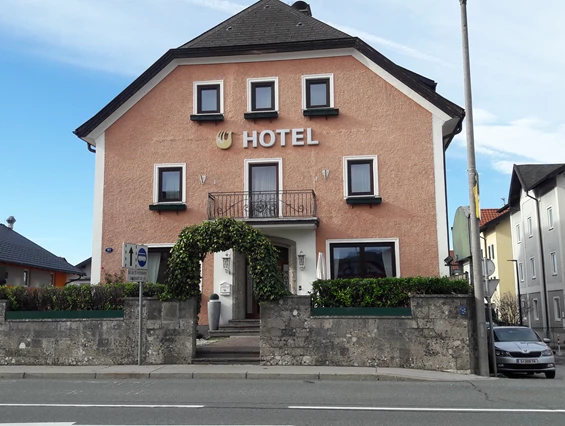 Hotel: Das Hotel von der gegenüberliegenden Straßenseite aus - Hotel Vogelweiderhof