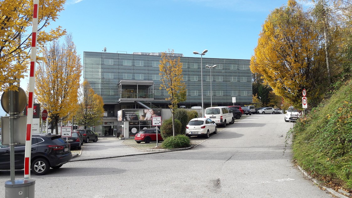Hotel: Das Hotel Ibis Salzburg Nord verfügt auch über einen Parkplatz - B&B Hotel Salzburg-Nord