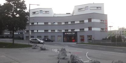 Stadthotels - Wellnessbereich - Salzburg-Stadt (Salzburg) - Das Best Western Plus in Salzburg von der gegenüberliegenden Straßenseite - Hotel Best Western Plus Amedia Art Salzburg