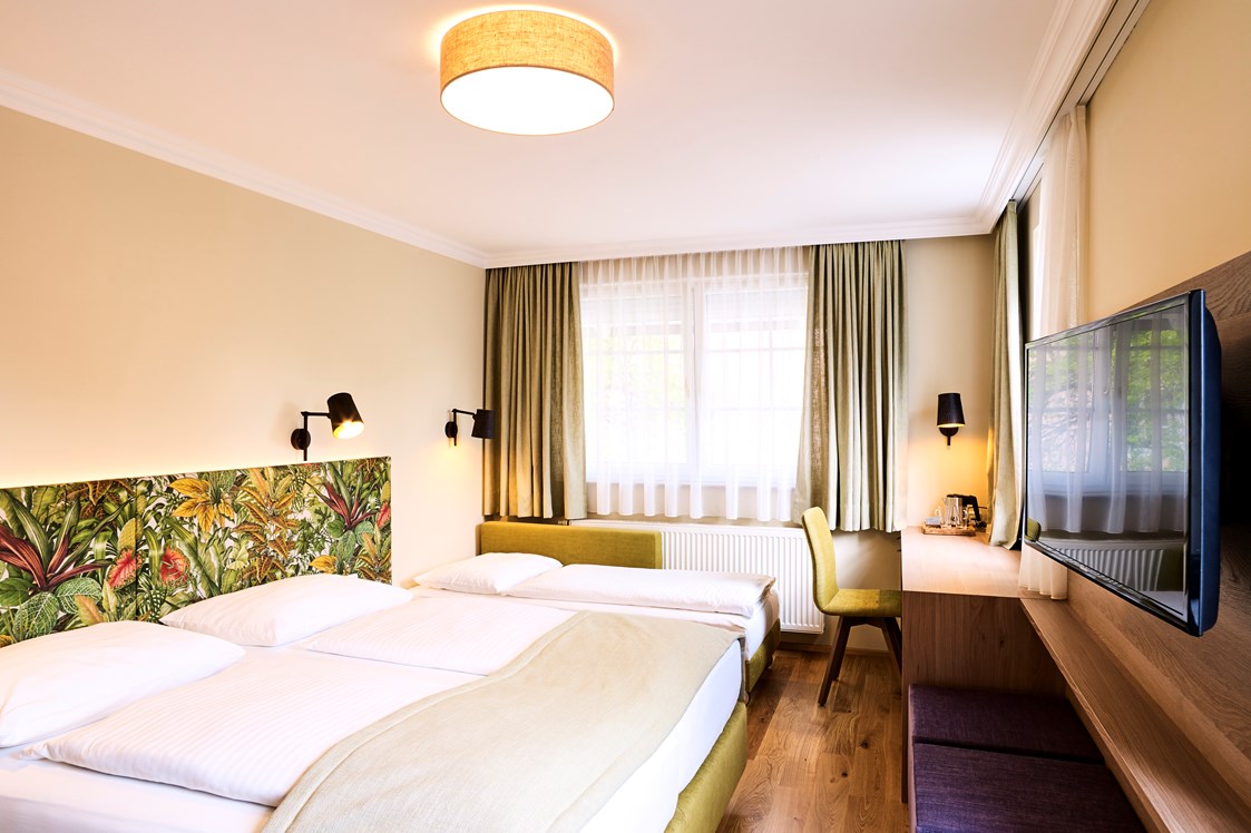 Hotel: Doppelzimmer Deluxe - für 3 Personen  - Das Grüne Hotel zur Post - 100% BIO