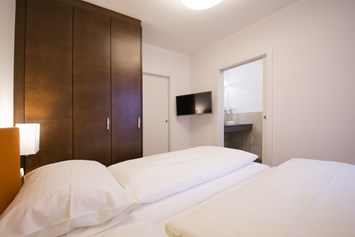 Hotel: Schlafzimmer - Ferienwohung "Stadtleben" - Das Grüne Hotel zur Post - 100% BIO