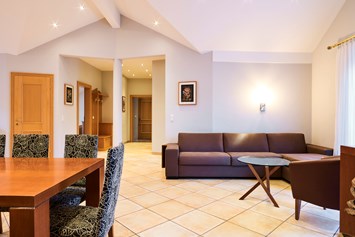Hotel: Wohnzimmer - Penthouse mit Terrasse - Das Grüne Hotel zur Post - 100% BIO
