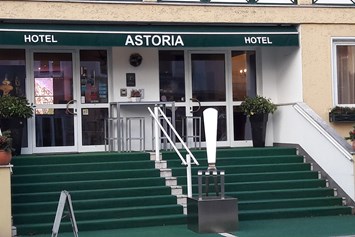 Hotel: Eingang - Hotel Astoria