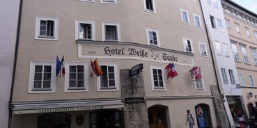 Stadthotels - Parkplatz: gebührenpflichtig in Gehweite - Salzburg - Außenansicht des Hotels Weisse Taube - Altstadthotel Weisse Taube