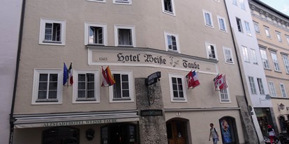 Stadthotels - Parkplatz: gebührenpflichtig in Gehweite - Salzburg - Außenansicht des Hotels Weisse Taube - Altstadthotel Weisse Taube