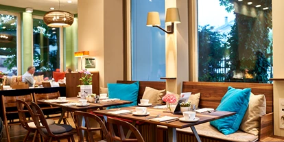 Stadthotels - Preisniveau: gehoben - Frühstücksraum mit großen Fenstern - Hotel Auersperg