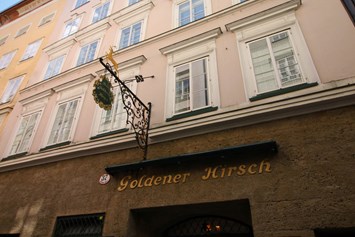 Hotel: Vor dem Hotel Goldener Hirsch spielt sich das lebhafte Treiben der Getreidegasse ab. - Hotel Goldener Hirsch