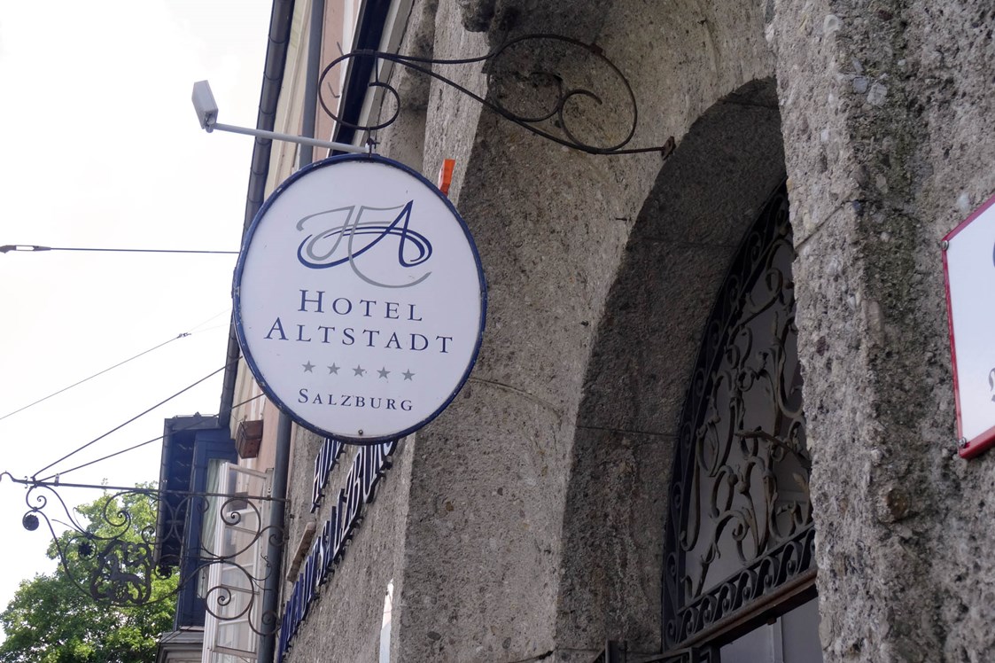 Hotel: Hinweisschild vom Hotel - Radisson Blu Hotel Altstadt
