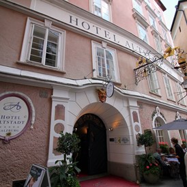 Hotel: Im und um das Hotel wird man bestens versorgt und man findet alle wichtigen Sehenswürdigkeiten in Salzburg in Gehweite. - Radisson Blu Hotel Altstadt