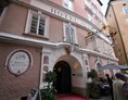 Hotel: Im und um das Hotel wird man bestens versorgt und man findet alle wichtigen Sehenswürdigkeiten in Salzburg in Gehweite. - Radisson Blu Hotel Altstadt